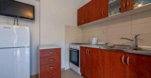 Kuchyňa alebo kuchynka v ubytovaní Apartments with parking spaces Grebastica, Sibenik - 11572