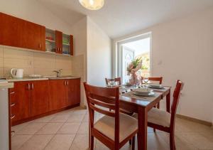 Kuchyňa alebo kuchynka v ubytovaní Apartments with parking spaces Grebastica, Sibenik - 11572