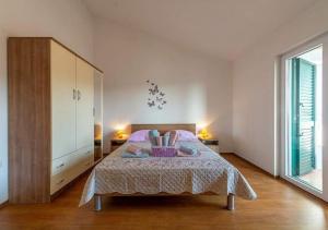 Posteľ alebo postele v izbe v ubytovaní Apartments with parking spaces Grebastica, Sibenik - 11572