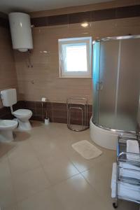 Kúpeľňa v ubytovaní Family friendly apartments with a swimming pool Vinisce, Trogir - 12676