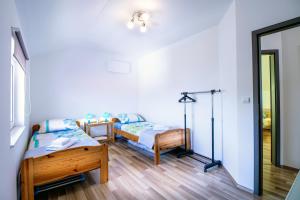 um quarto com duas camas e um candeeiro em Apartments with a parking space Bilice, Krka - 13545 em Sibenik