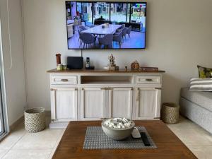sala de estar con TV colgada en la pared en Hermoso y amplio depto zona Parque Centro c cochera, en Paraná