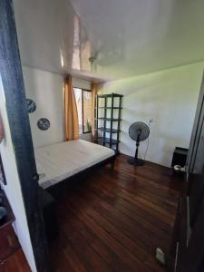 ein kleines Zimmer mit einem Bett und einer Leiter in der Unterkunft Casa luna in Puerto Viejo