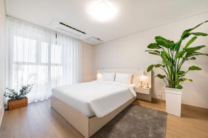 Postel nebo postele na pokoji v ubytování Allzip Archieve4H Residence hotel Busan