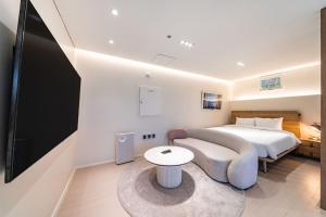 Postel nebo postele na pokoji v ubytování Allzip Archieve4H Residence hotel Busan