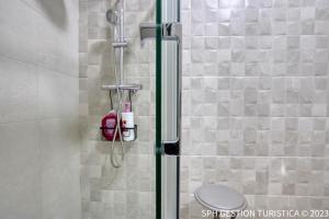 a shower with a glass door and a toilet in a bathroom at Apartamento Lokys centro ciudad, parking privado gratuito in Murcia
