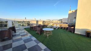 a balcony with tables and chairs on a building at فندق ستي فيو- City View Hotel in Jeddah