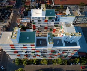 una vista sul soffitto di un grande edificio colorato di Los Juncos Jujuy a San Salvador de Jujuy