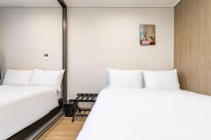 Postel nebo postele na pokoji v ubytování Allzip Archieve4H Residence hotel Busan