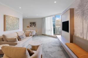 布里斯本的住宿－Amora Hotel Brisbane，带沙发和电视的客厅