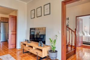 - un salon avec une table en bois au milieu dans l'établissement Freitas Paradise, a Home in Madeira, à Ponta do Sol
