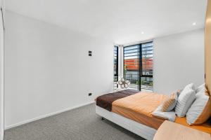 Postel nebo postele na pokoji v ubytování CBD Contemporary Comfort Townhouse 2 Bed 2Bath