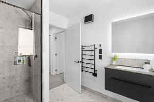 Postel nebo postele na pokoji v ubytování CBD Contemporary Comfort Townhouse 2 Bed 2Bath