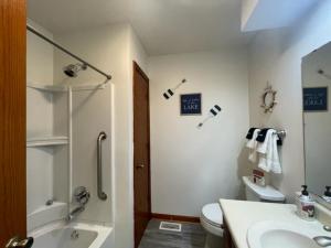uma casa de banho com um chuveiro, um lavatório e um WC. em Sunblest Suites - A Pet Friendly Home em Fishers