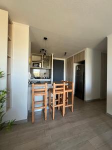 Kuchyň nebo kuchyňský kout v ubytování Hermoso y cómodo departamento en Concón - Ecocostas