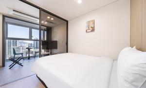 Postel nebo postele na pokoji v ubytování Allzip Archieve4H Residence hotel Busan
