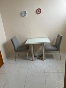 a table and two chairs in a room at Está errado! App ruim in Rio de Janeiro