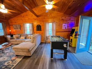 un soggiorno con biliardino di Smokey Mountain Retreat, hot tub, game room, sleeps 8! a Gatlinburg