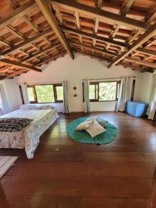 um quarto com uma cama grande e tectos em madeira em Casa da Neia em Paraty