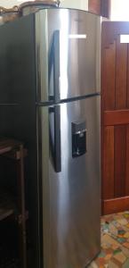 un réfrigérateur en acier inoxydable muni d'un panneau. dans l'établissement Mayan Beach Garden, à El Placer