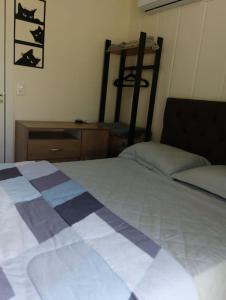 um quarto com uma cama e uma cómoda em Casinha na serra para até 4 pessoas em Nova Petrópolis