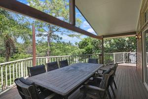 una mesa de madera y sillas en una terraza en Amaroo House en Point Lookout