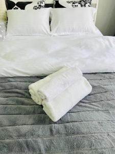 ein weißes Handtuch auf dem Bett in der Unterkunft Металлургов 20 in Temirtaū