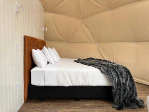 Postel nebo postele na pokoji v ubytování Glamping Dome - Rosé