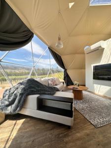 a bedroom with a bed in a tent at Glamping Dome - Rosé in Cromwell