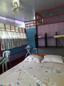 una camera con un letto di Hostal tachiwa a Puerto Nariño