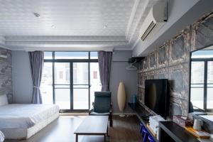 安平的住宿－哇哈哈食樂宅，一间卧室配有一张床,并在一间客房内配有电视。