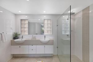 Ένα μπάνιο στο Coast Luxury Apartments 17 +7 φωτογραφίες