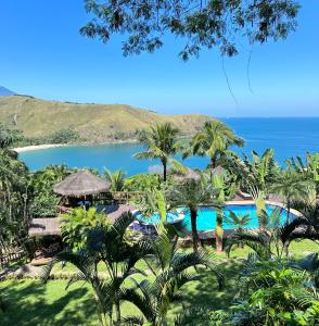 Blick auf ein Resort mit Pool und Meer in der Unterkunft Ilha de Toque Toque Eco Boutique Hotel & Spa in Toque Toque Grande