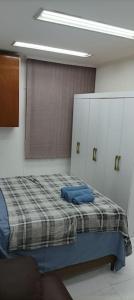 Zimmer mit einem Bett und weißen Schränken in der Unterkunft Apto Home Office no Centro/Bela Vista de São Paulo in São Paulo