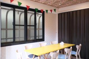 Wow Haha Foodie House في آنبينغ: قاعة اجتماعات مع طاولة وكراسي صفراء