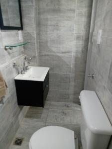 La salle de bains est pourvue de toilettes blanches et d'un lavabo. dans l'établissement Departamento monoambiente Belgrano R, à Buenos Aires