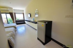 una habitación con una cama y una barra en ella en LD Hotel&Residences, en Ngao