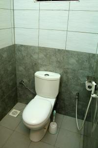 bagno con servizi igienici bianchi in una cabina di St. Patrick’s Forest House a Entebbe