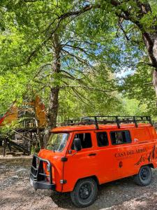 una furgoneta naranja estacionada frente a un parque infantil en Casa del Árbol - Malalcahuello en Malalcahuello