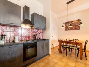 Ett kök eller pentry på Elegant Apartment in Buonalbergo near Town Center