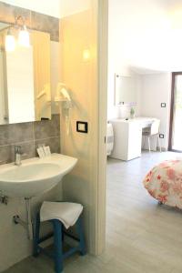 Meublé Leonetti في بالينورو: حمام مع حوض وغرفة استحمام