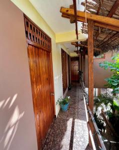 un pasillo de una casa con puerta de madera en Casa Guiba 1 puerto escondido, en Puerto Escondido