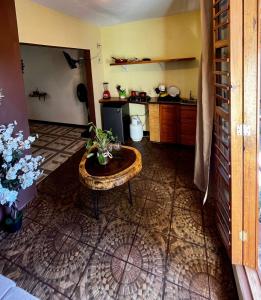 Casa Guiba 1 puerto escondido في بويرتو إسكونديدو: مطبخ مع طاولة في منتصف الغرفة