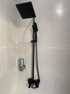 una luce nera sul muro di una doccia di Pinggan Cliff a Baturaja