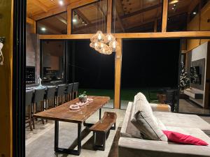 casa de campo rústica para show rural في كاسكافيل: غرفة معيشة مع أريكة وطاولة
