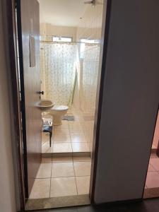 La salle de bains est pourvue de toilettes et d'un lavabo. dans l'établissement Hostel Salus, à Barueri