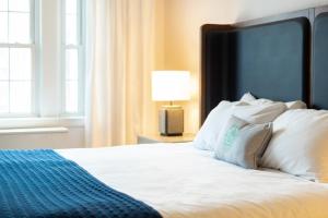 Postel nebo postele na pokoji v ubytování Hanover Inn Dartmouth