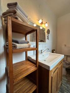 een badkamer met een stapelbed en een wastafel bij Gästehaus zum Felsen in Überlingen