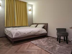 Postel nebo postele na pokoji v ubytování MARUKOU HOTEL