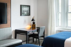 Postel nebo postele na pokoji v ubytování Hanover Inn Dartmouth